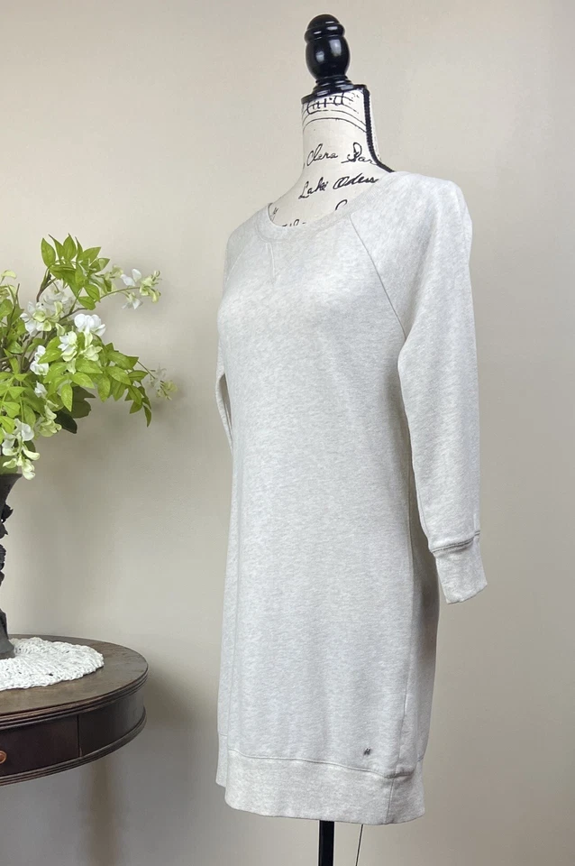 PEQUEÑO VESTIDO SUDADERA Victoria Secret Gris y Dije Ala de Ángel Foto 3 de 4