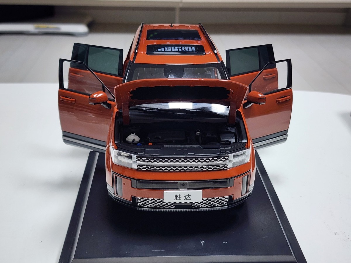 1:18 Hyundai Santafe SUV Orange Dealer Edition (+1:38