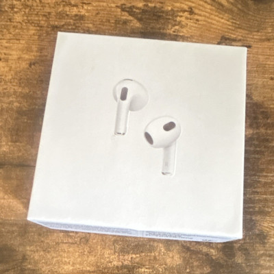 Apple AirPods with MagSafe Charging Case White Wireless In-Ear Bluetooth