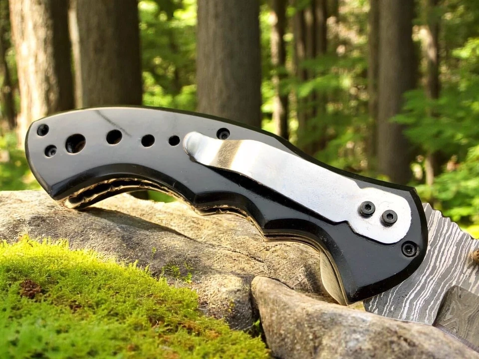 Cuchillo plegable de acero damasco hecho a mano con funda de cuero fino Foto 3 de 4