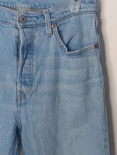Levi's 501 Women's Size 28x32 Light Wash Button Fly Tapered Leg Jeans - Picture 9 of 18