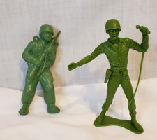 VINTAGE 1960's BATTLING BUDDIES MILITARY SOLDIERS 5'' TOYS PLASTIC LOT of 2