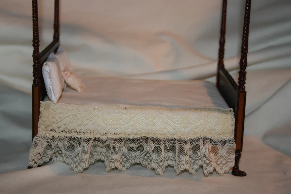 Cama canopa Bespaq miniatura para casa de muñecas con volantes de polvo de encaje y almohadas patas 1:12 Foto 3 de 4