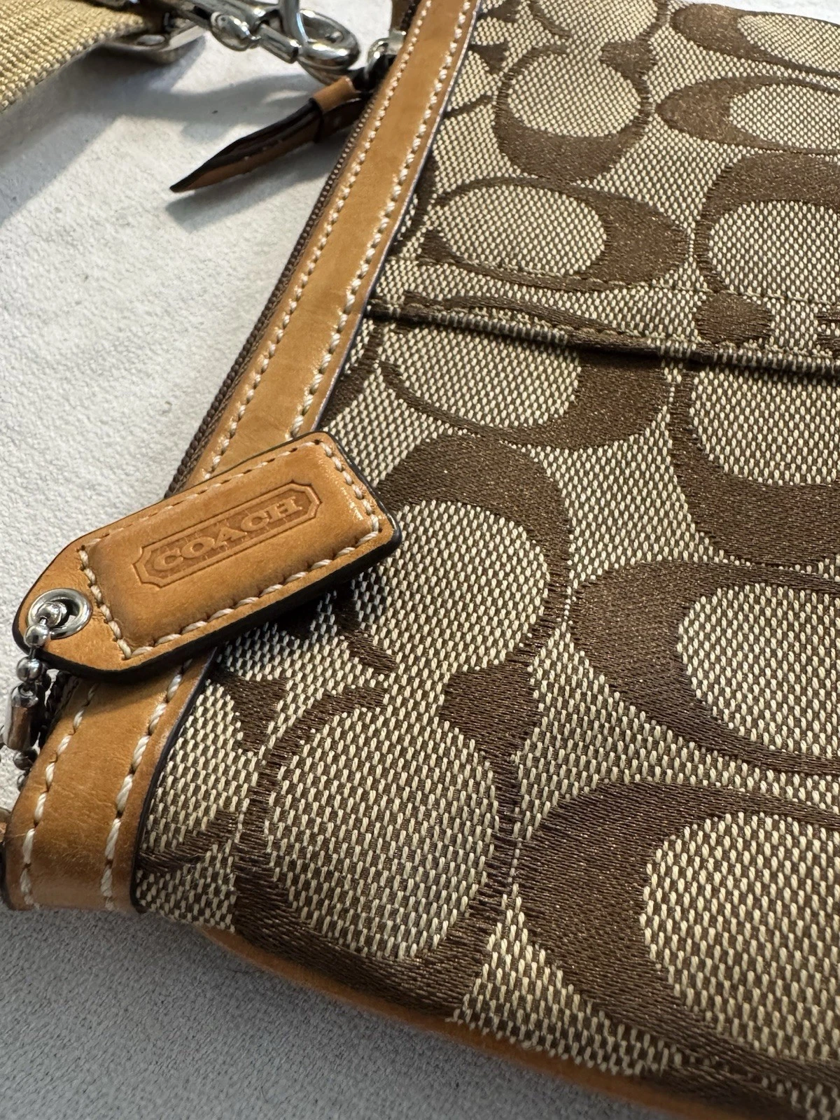 Tracolla regolabile stampa firma Coach vintage marrone e marrone jacquard
