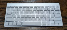 Apple Wireless Keyboard A1314 Bluetooth Slim Aluminum AA Battery Power Tested VG