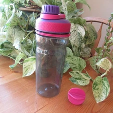Rubbermaid Shaker Bottle 20 oz. Screw On Lid Finger Loop Purple Pink 1V69 Ball