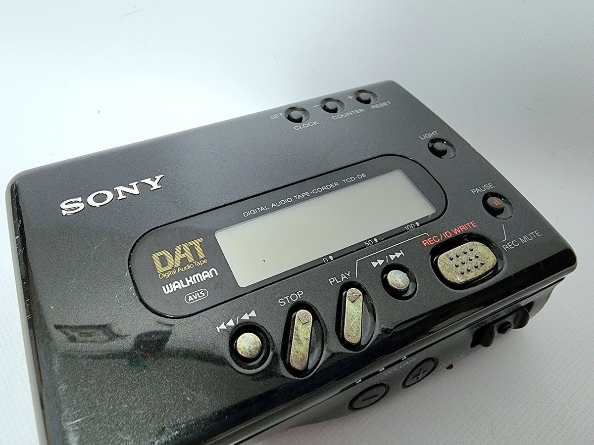 Sony TCD-D8 WALKMAN Portable DAT Recorder Digital Audio Tape Sony TCD-D8 WALKMAN Portable DAT Recorder Digital Audio Tape
