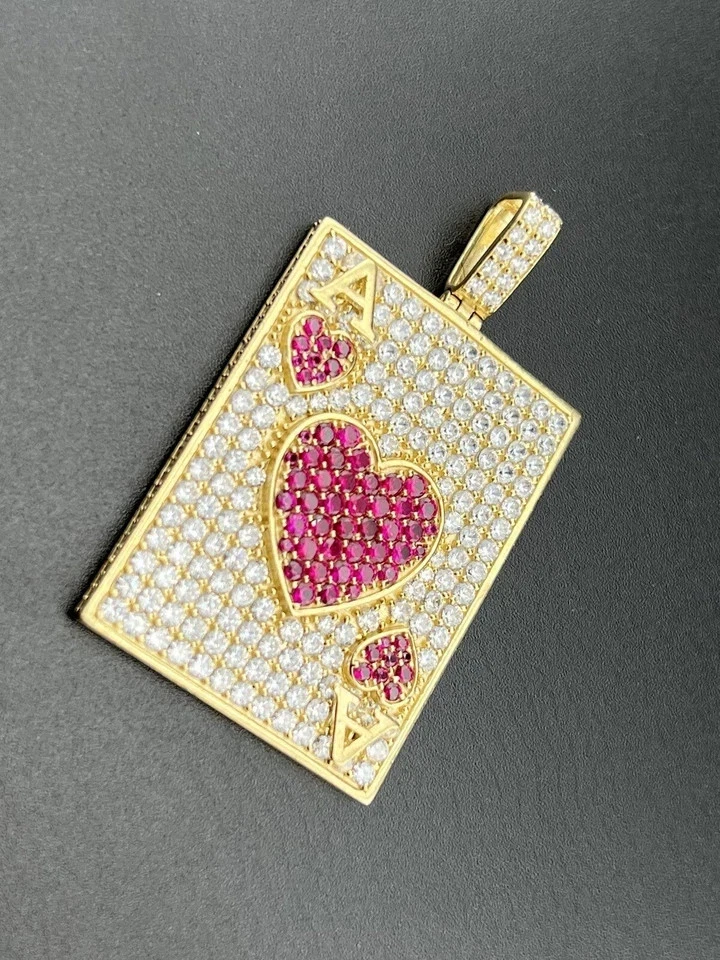 Colgante Tarjeta As de Corazones Rubí Simulado Corte Redondo 2 Ct Chapado en Oro Amarillo 14k Foto 2 de 4