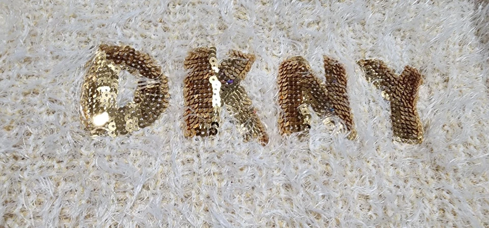 Suéter DKNY Niñas Difuso Talla Pequeña Lentejuelas Doradas Letras Hilo Dorado Foto 3 de 4