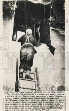 1944 Press Photo Polish soldier on a ladder at a monastery in Italy during WWII