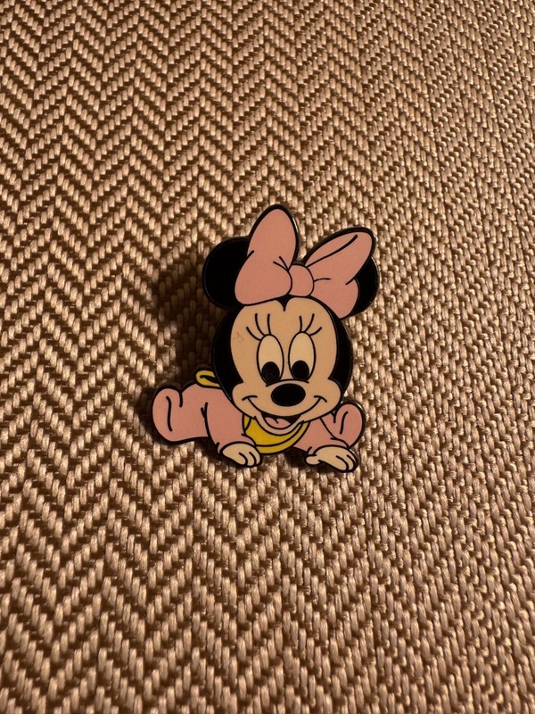 2003 Baby Minnie Crawling AUTHENTIC Disney Pin