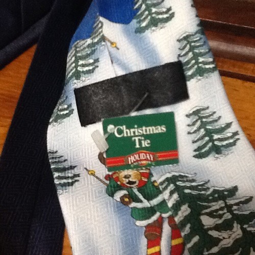 NWT New 59 x 4, 100% Polyester Skiing Reindeer Christmas Tree Neck Tie - Picture 3 of 4