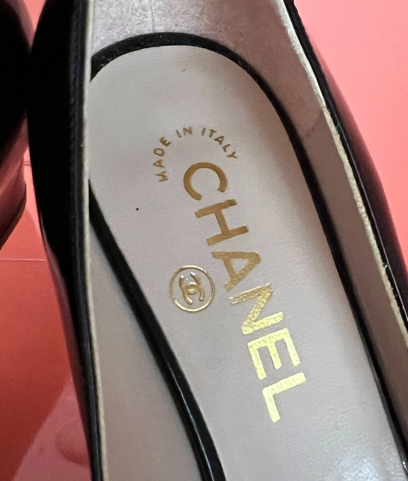 Chanel 2009 Cruise Collection Black Patent Leather Heels – Gold “CC” Hardware – - Image 4 of 4