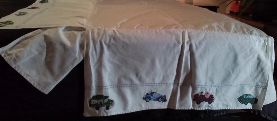 Falda de cuna Pottery Barn para niños autos y camionetas 28"x52"x11" roja azul verde Foto 4 de 4