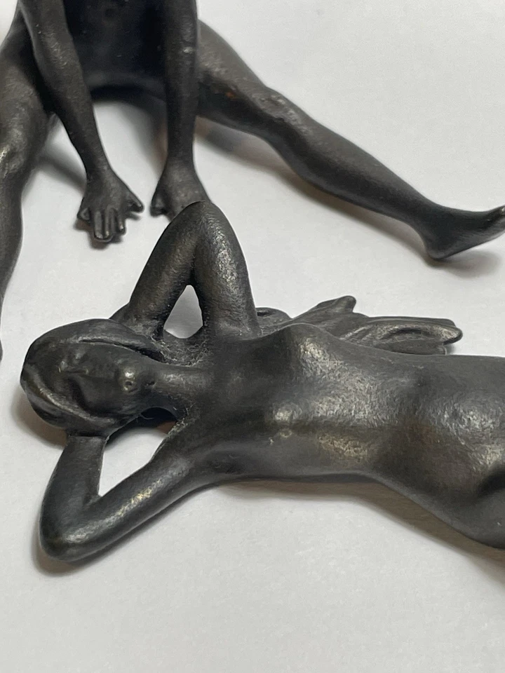 Estatuillas miniatura vintage ~ Dos mujeres desnudas jugando ~ bronce/latón 2-3 pulgadas Foto 2 de 4