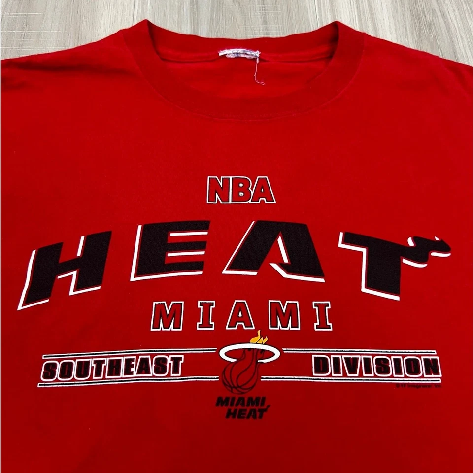 Vintage 90's Miami Heat NBA Basketball Sportswear Sports T-shirt - Image 2 of 4