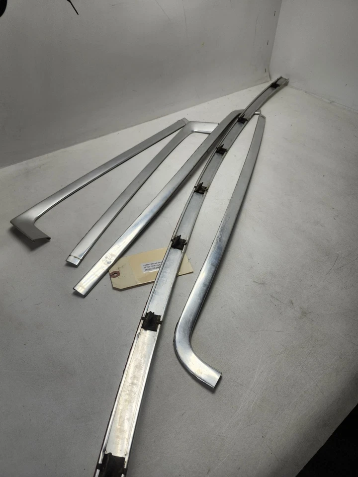 Juego de molduras exteriores para parabrisas Bronco 1980-1991 Ford F-150, F-250, F-350 80-91 Foto 3 de 4