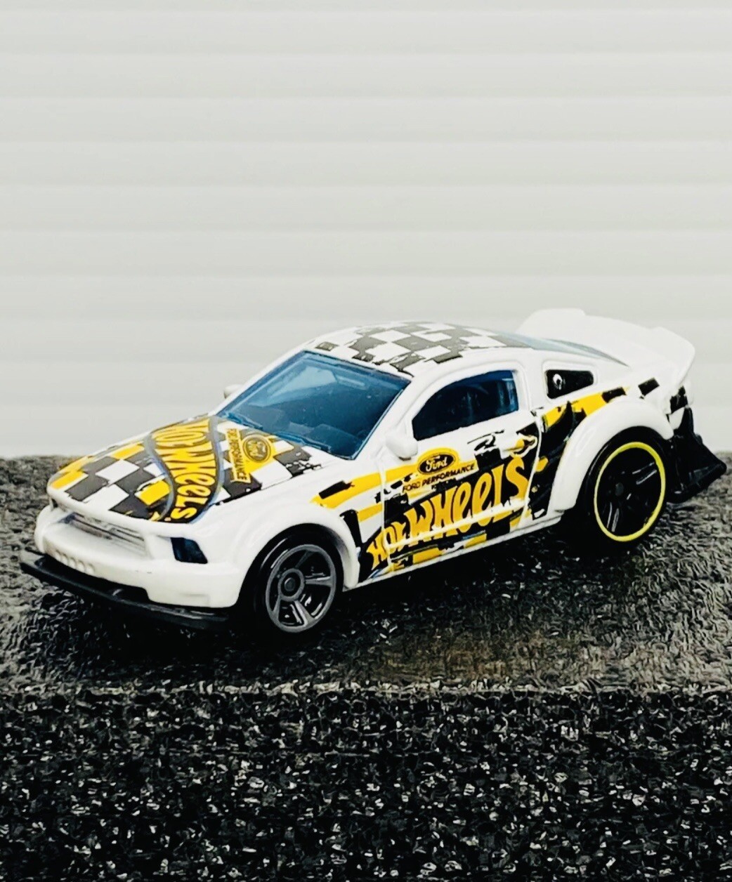 2022 Hot Wheels 2005 Ford Mustang 146/250 Spoiler Alert 3/5 White - New Loose