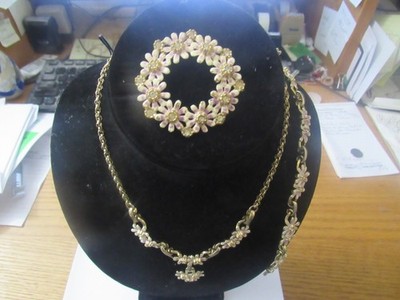 Vintage White Daisy Necklace Bracelet Brooch Set Gold Toned etal