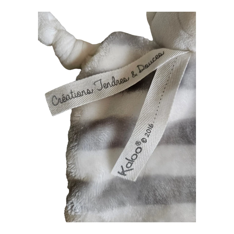 Manta de seguridad anudada de felpa juguete rayas blancas y grises Kaloo Lovey Bear 8"x8" Foto 4 de 4