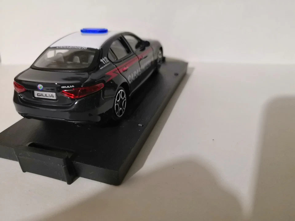 AlfaRomeo GIULIA Carabinieri 1:43 con Teca e supporto. - Immagine 3 di 4