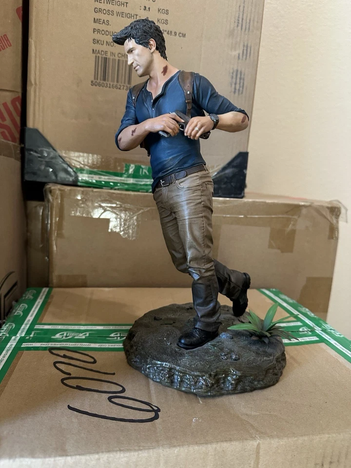 Uncharted 4 Collector's Edition | Nathan Drake Statue Figure and art book - Image 2 of 4