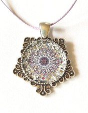 Collana vintage con ciondolo mandala fiore boho chic vibes lilla e viola.