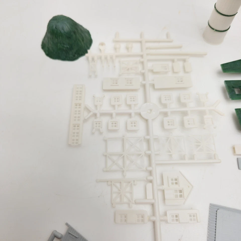 Model Power Barn Silo & Chicken Coop No. 1517 N-Scale Model Railroad Kit Vintage - Image 2 of 4