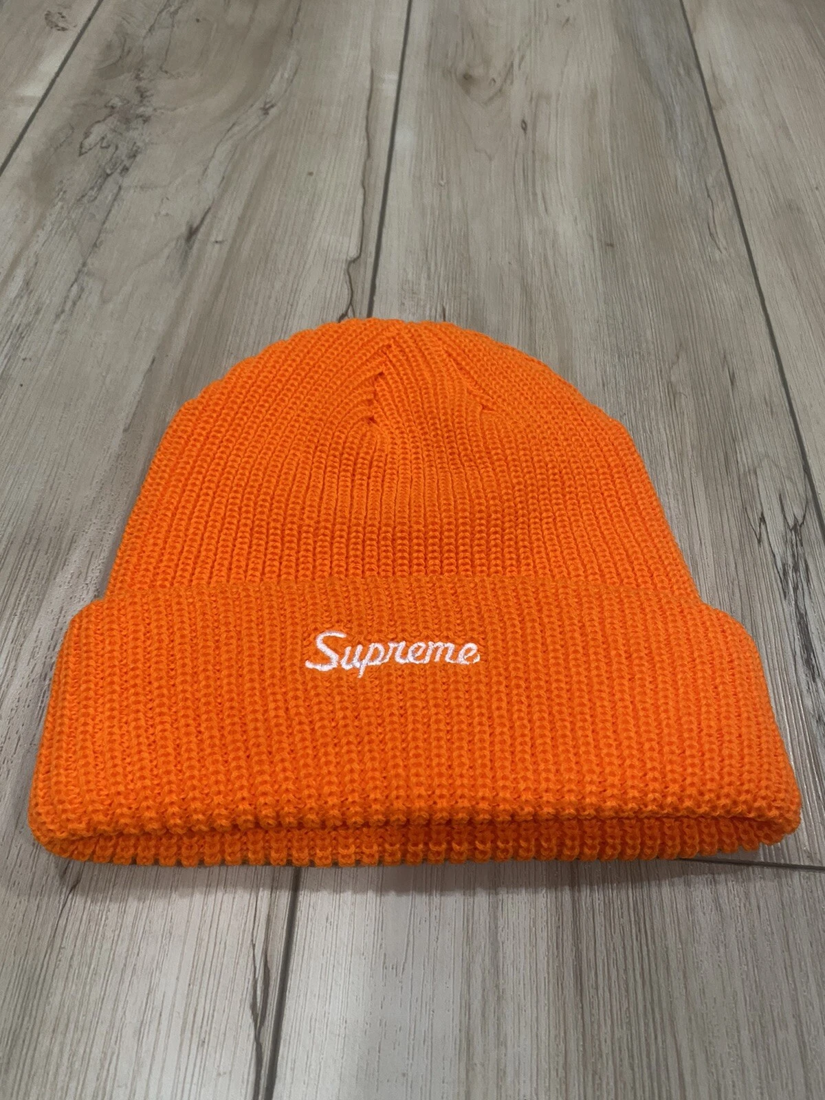 ?Bonnet orange SUPREME neuf ?