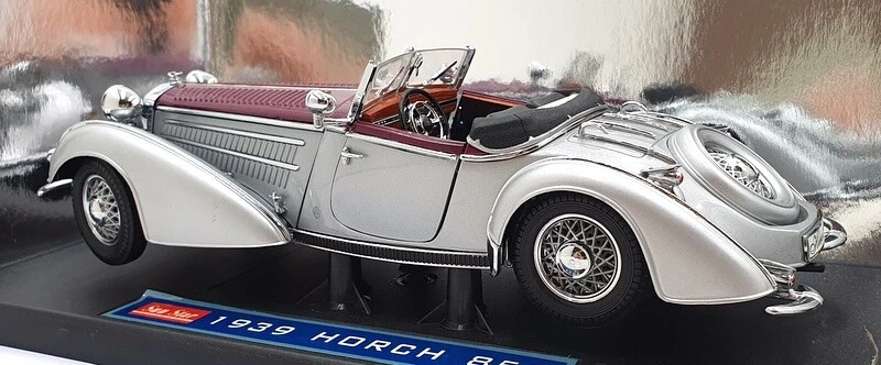Sun Star 1/18 2402 1939 Horch 855 Roadster Silver Grey/Dark Red - Image 2 of 4
