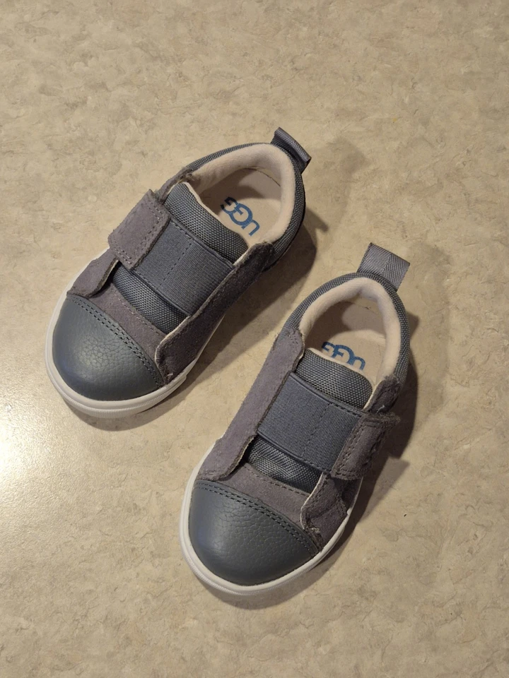 Zapatillas grises de dos tonos UGG Australia para niños pequeños talla 6 Foto 2 de 4