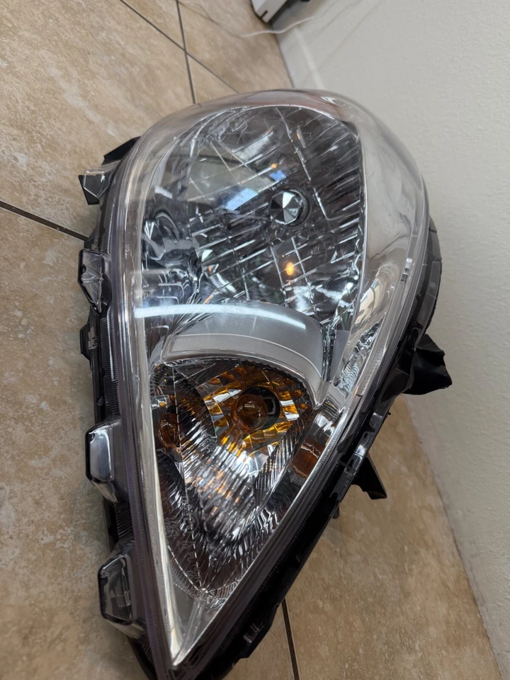 2012 2013 2014 Nissan Versa Passenger Right Halogen Headlight 20-9219-00-1N  TYC - Imagem 3 de 4