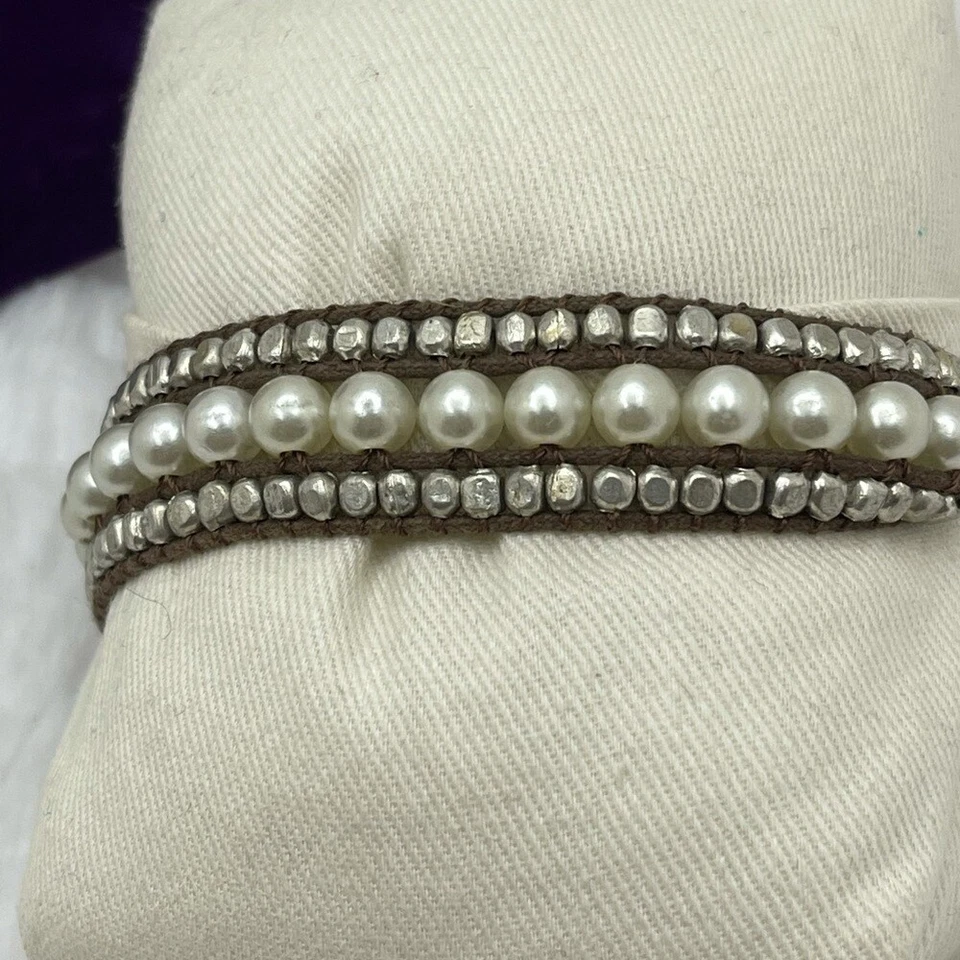 Pulsera AEO imitación perla metálica con cuentas marrón Foto 2 de 4