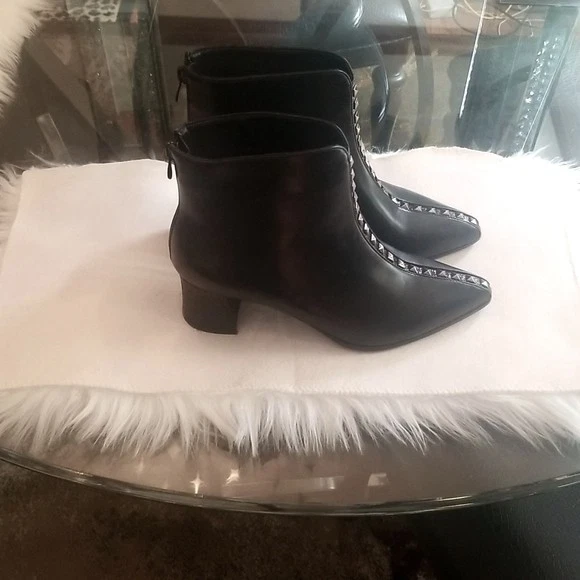 Botín Midnight Velvet con tachuelas delanteras talla 7,5 Foto 4 de 4