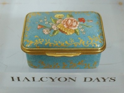 Halcyon Days mehrfarbige Blumen Spray & vergoldete Schriftrollen Emaille Box - 2'' (5cms)