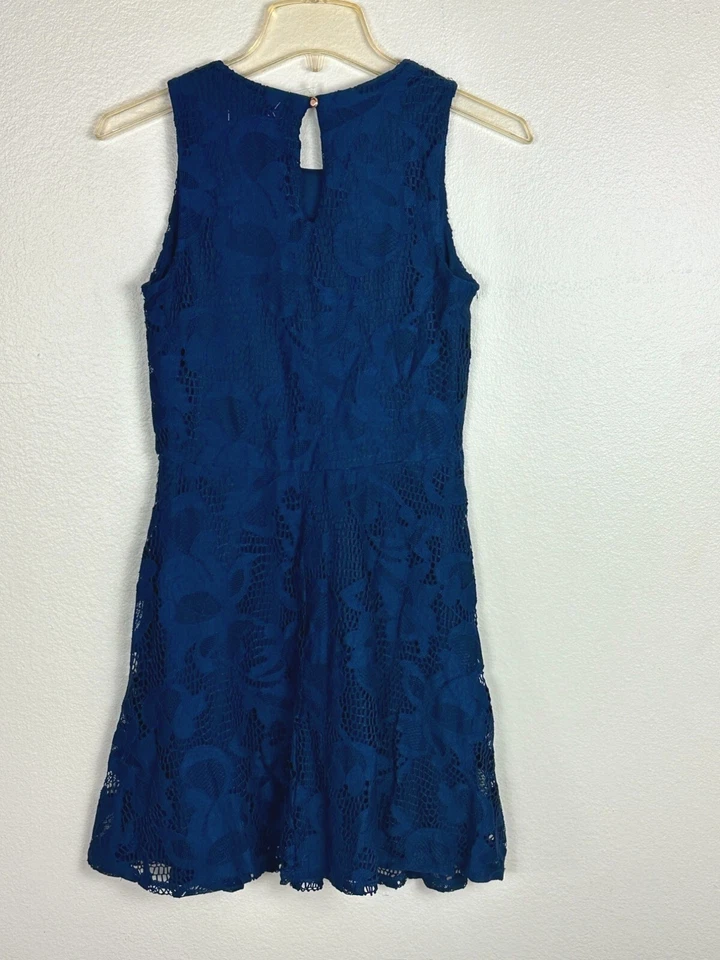 Vestido Xhilaration Talla XS Niñas Pecho 15" Manga Corta Diseño Encaje Espalda Abierta Foto 3 de 4
