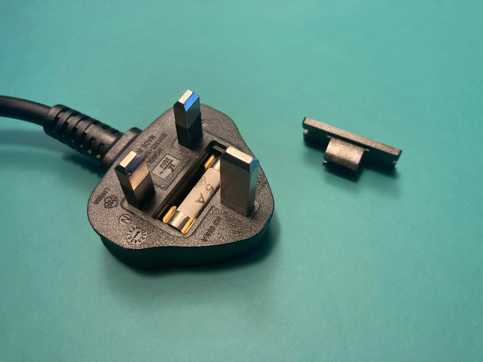 4 x Universal Fuse Cover UK Moulded Plug Mains/IEC/Kettle Lead for 13, 5, 3 Amp - Image 2 of 4