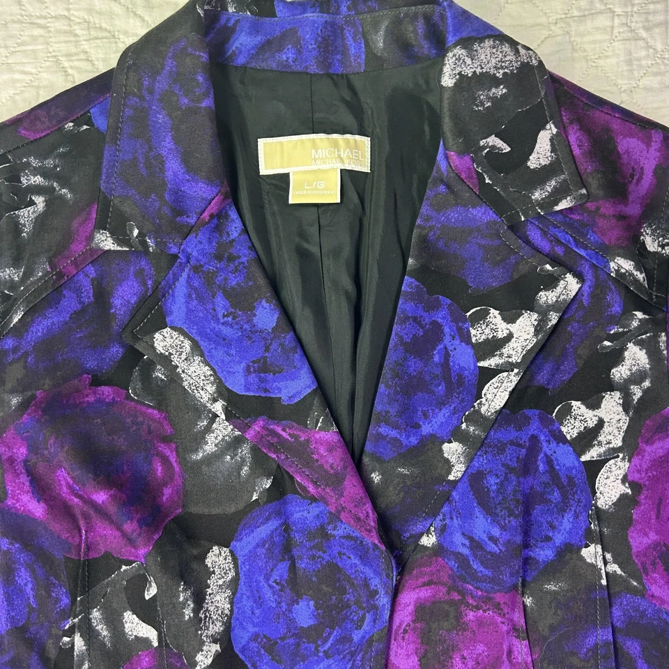 Blazer Michael Michael Kors Feminino Grande Preto Roxo Azul Floral Forrado com 2 Botões - Imagem 2 de 4