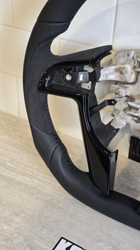 VE HSV Alcantara Steering Wheel B* Holden SS Maloo, Senator, Clubsport, GTS GXP - image 3 of 4