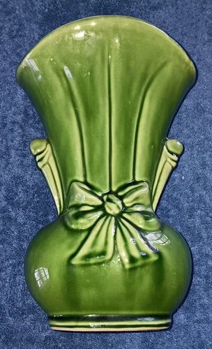 Shawnee Pottery USA 819 Vintage 1940s Green Bow Vase 8.5" Ceramic Estate EUC