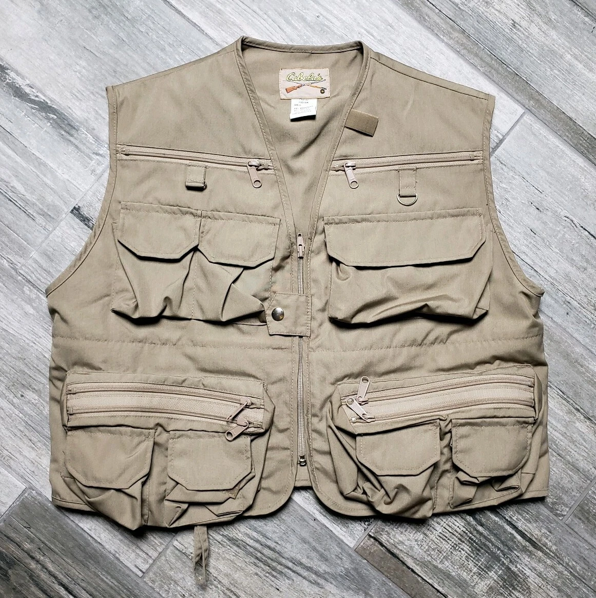 Cabela's Fly Fishing Vest Size Medium Hunting Photography Khaki 26 Pockets NWOT