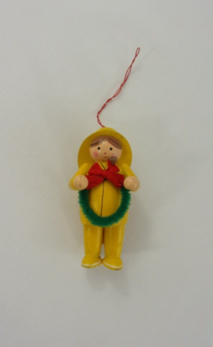 Ornement de vacances vintage pêcheur en bois jaune avec couronne de Noël suspendu  - Photo 1 sur 9