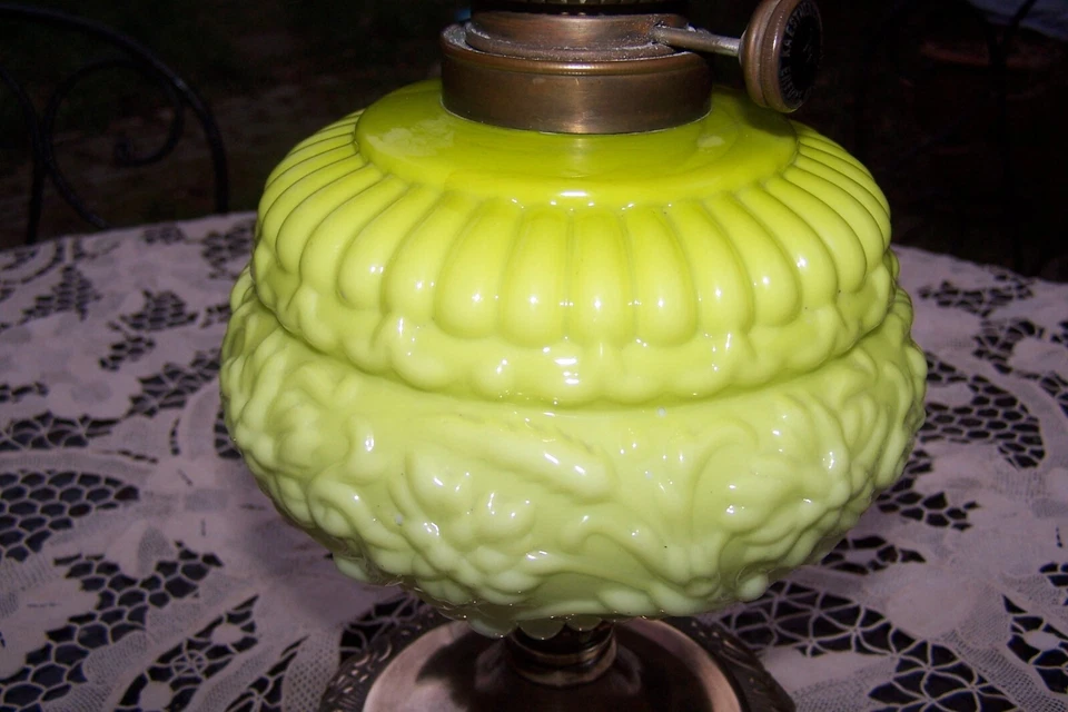 Ancienne Lampe à Pétrole en Opaline (vert clair) Fin 19 ème - Photo 2/4