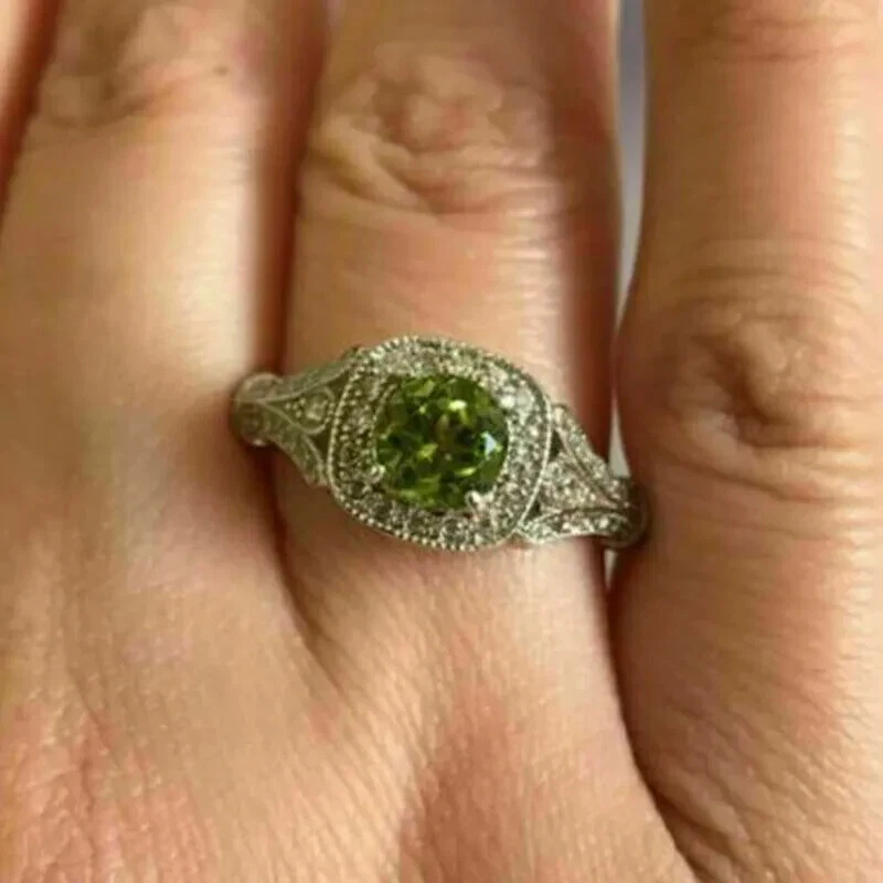 Anillo de compromiso para mujer con halo de peridoto verde corte redondo de 2 quilates acabado en oro blanco de 14 quilates Foto 4 de 4