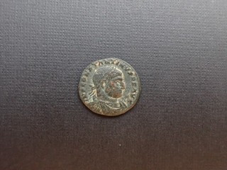 Römische Münze Konstantin I. (306 bis 337 n. Chr.) Prägestätte von Arles #11