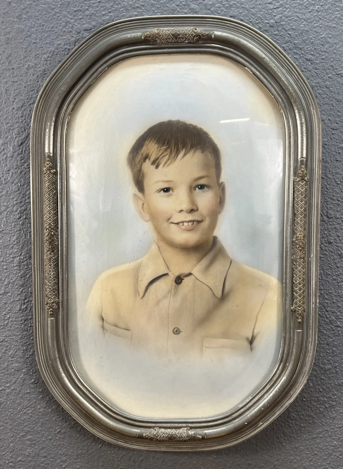 Antiguo marco curvo convexo burbuja vidrio madera dorada foto a color niño joven Foto 3 de 4