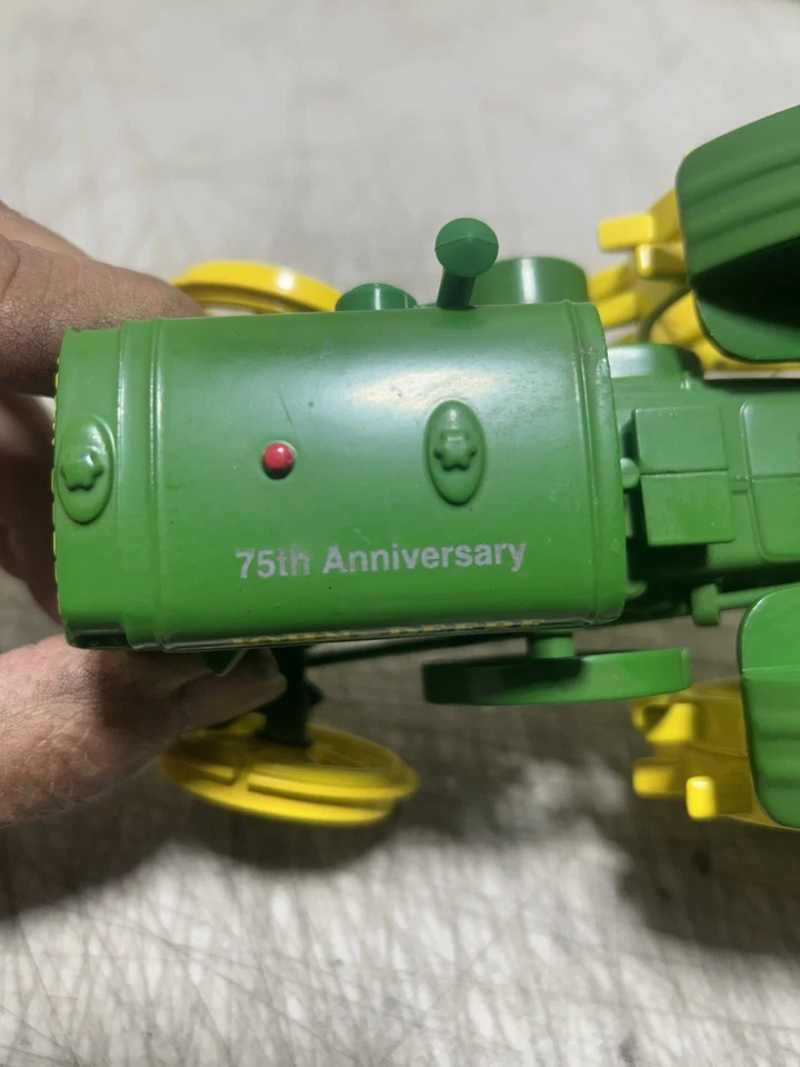 ERTL JOHN DEER 1924 MODEL D TRACTOR 70th ANNIVERSARY EDITION 1/16 SCALE DIE-CAST - Image 2 of 4