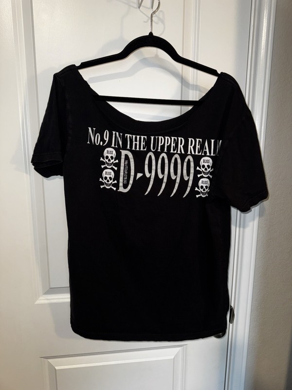 D-9999 Tshirt With The Neck Cut Out Size Medium