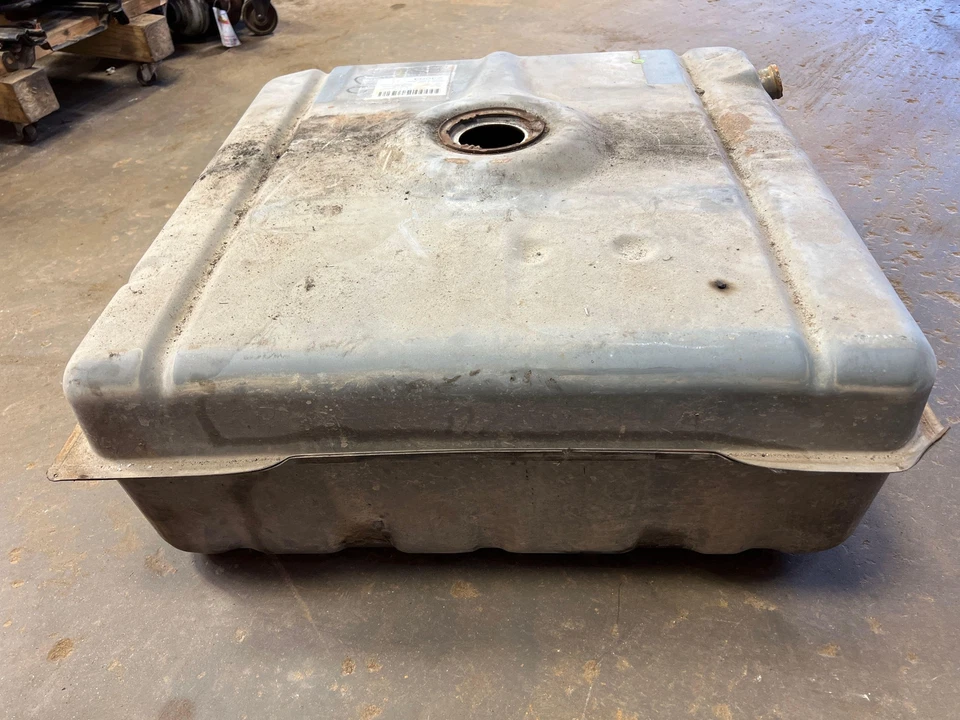 Chevy G10 G20 G30 Vandura 1987-1995 tanque de combustible 33 galones gasolina solo OEM 15693259 Foto 3 de 3