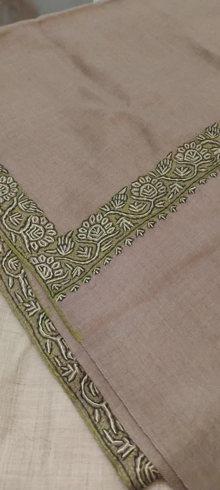 IMPRESIONANTE CHAL ENVOLVENTE BORDADO SOZNI *100% HECHO A MANO CACHEMIRA PASHMINA CACHEMIR  Foto 2 de 4